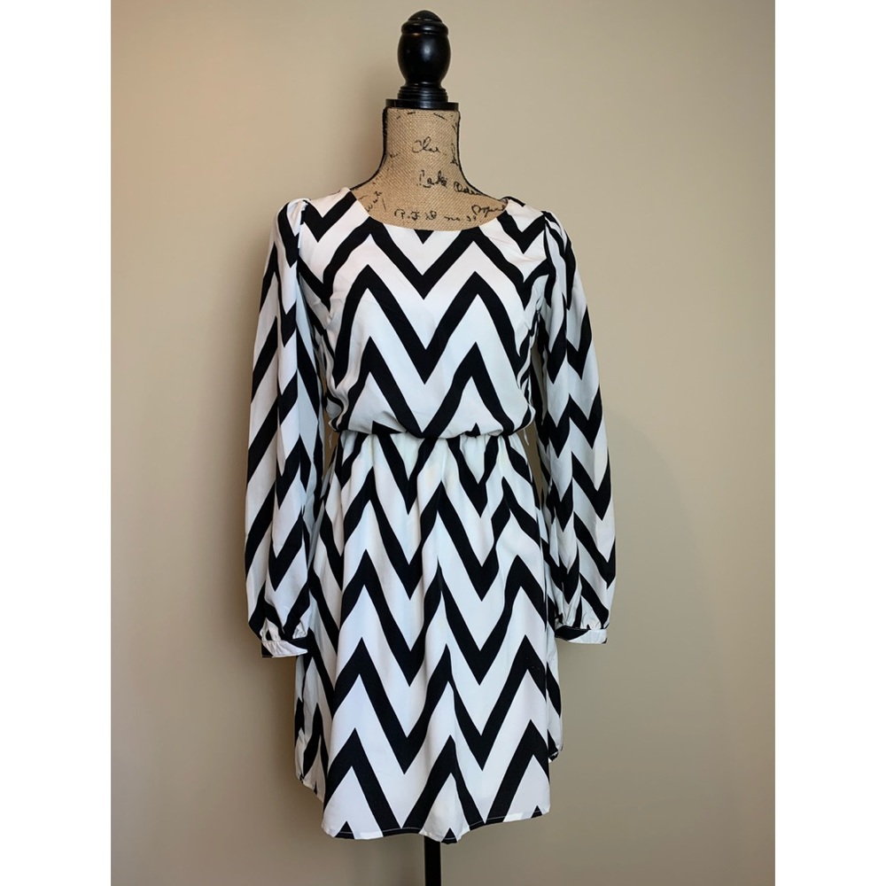 Chevron long sleeve dress - Picture 2 of 5